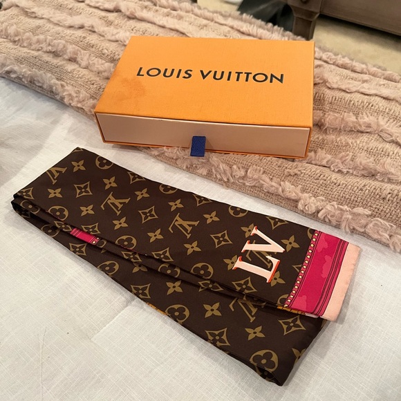 Louis Vuitton Women’s Scarf - Picture 8 of 9